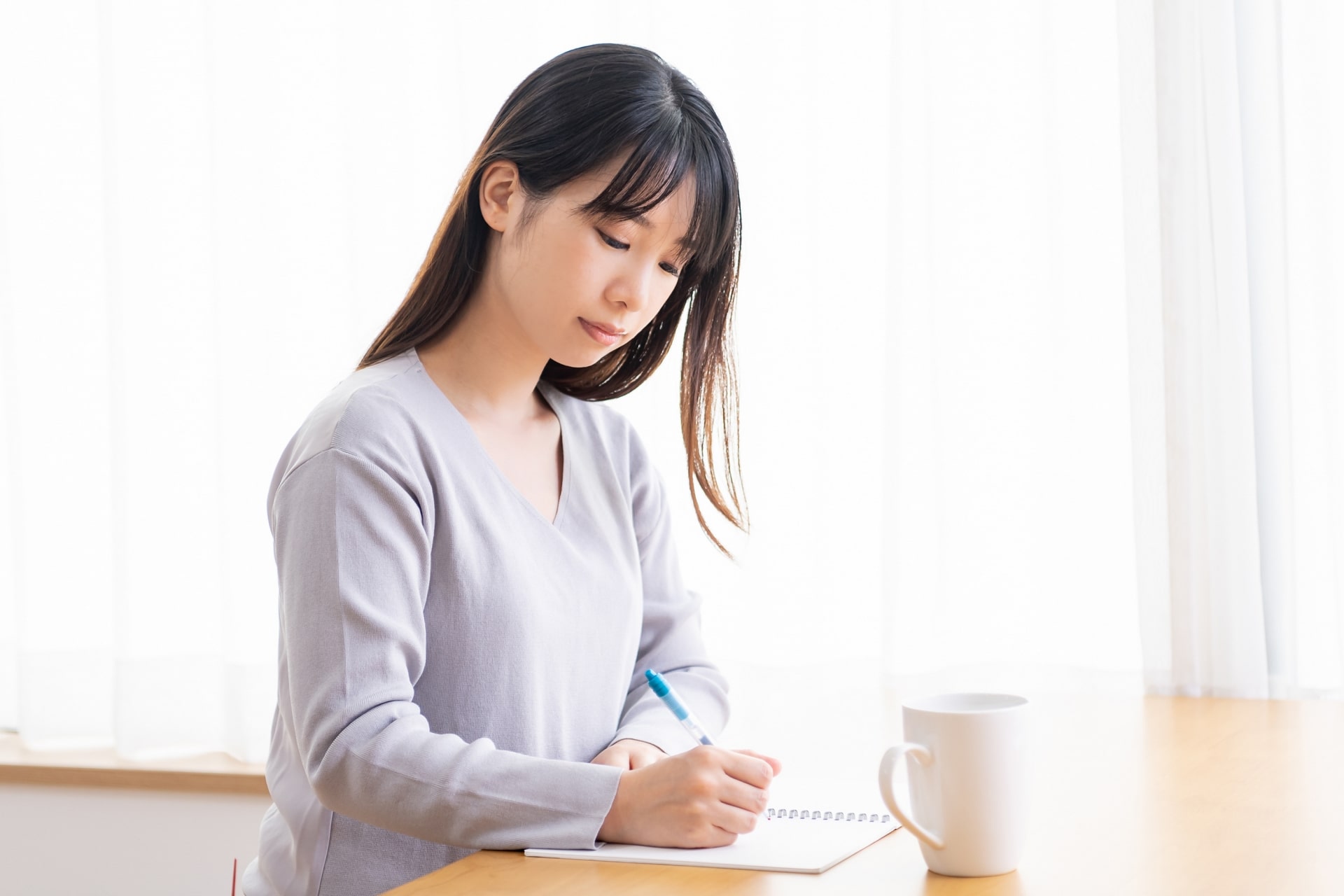 自分の人生に向き合っている女性のイメージ画像